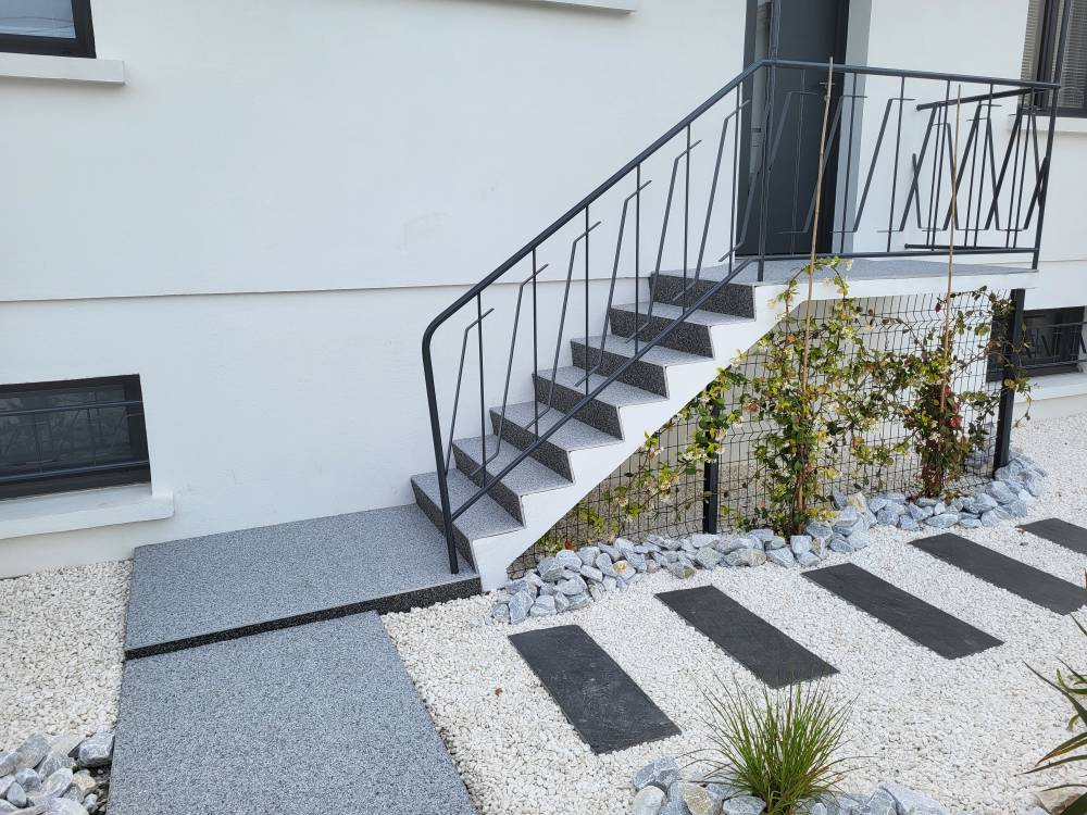 allée de jardin et escalier